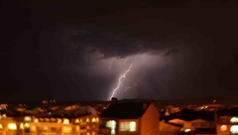 Eskişehir’de Çakan Şimşekler Geceyi Aydınlattı