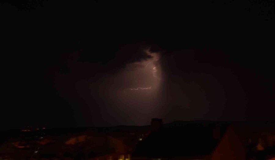 Eskişehir’de Çakan Şimşekler Geceyi Aydınlattı