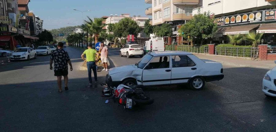 Motosiklet Sürücüsü, Başındaki Kask Sayesinde Kazayı Ucuz Atlattı