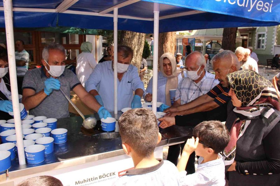 Büyükşehir Aşure İkramlarını Sürdürdü