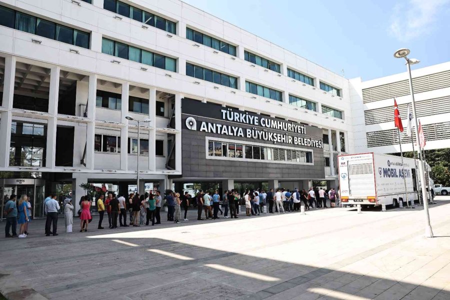 Büyükşehir Aşure İkramlarını Sürdürdü