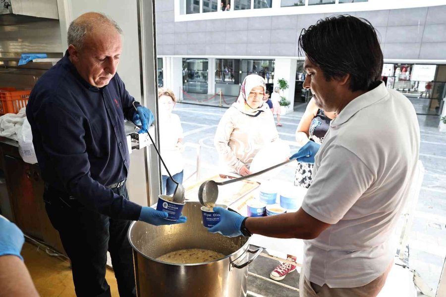 Büyükşehir Aşure İkramlarını Sürdürdü