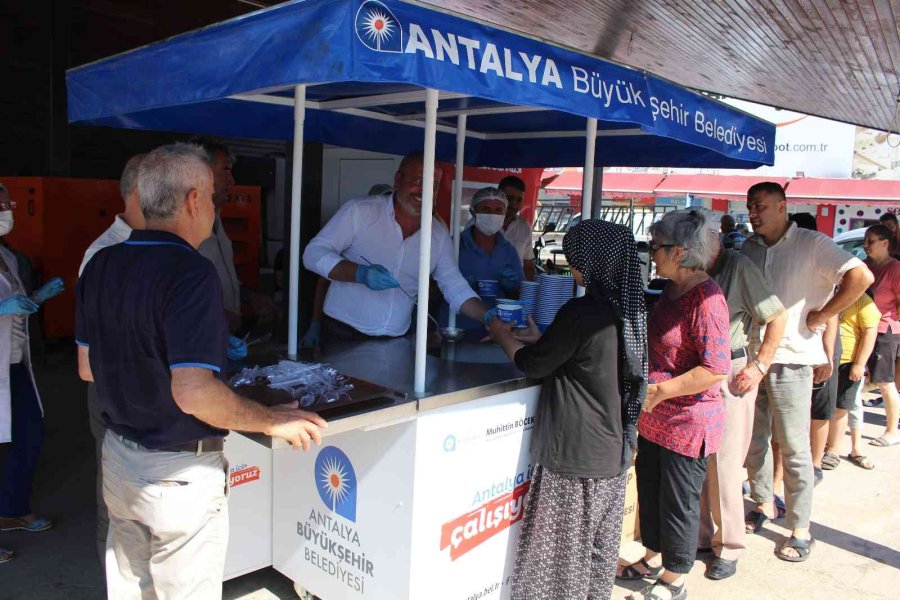 Büyükşehir Aşure İkramlarını Sürdürdü