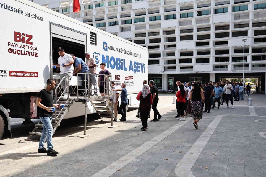 Büyükşehir Aşure İkramlarını Sürdürdü