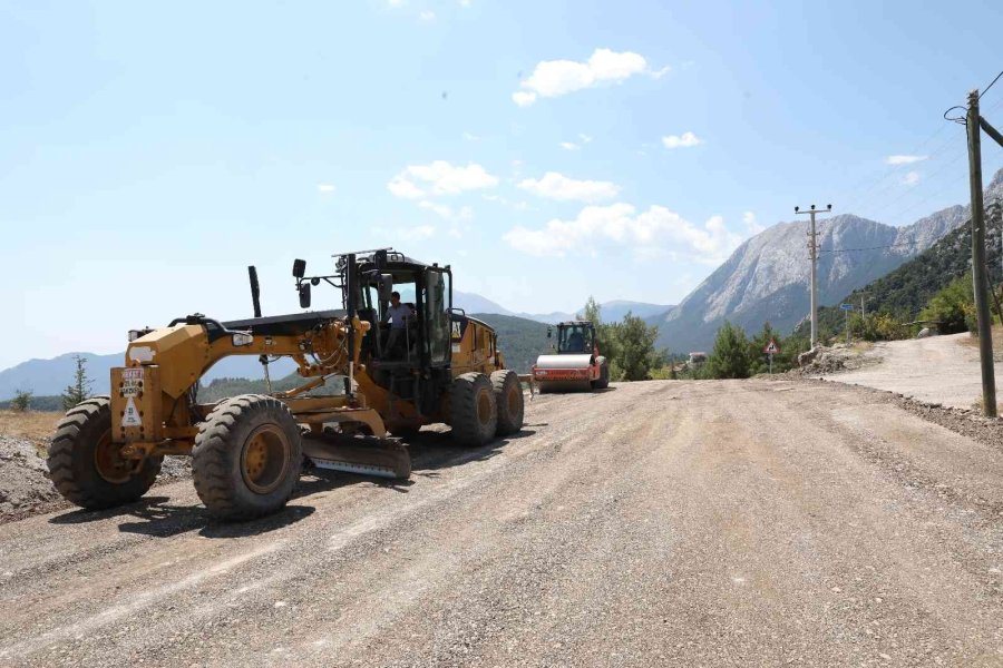 Antalya’yı Kırsaldan Kumluca’ya Bağlayan Yolda Asfalt Çalışması