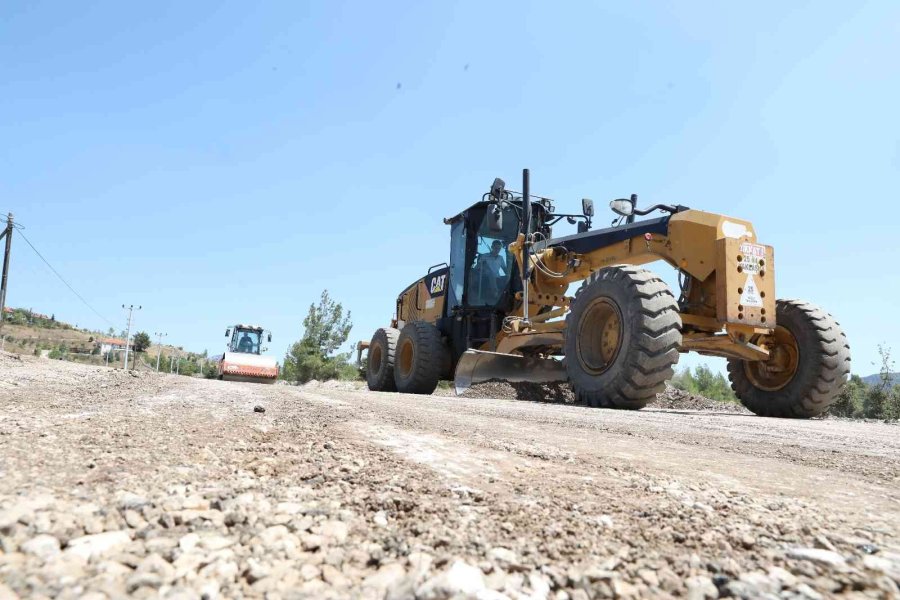 Antalya’yı Kırsaldan Kumluca’ya Bağlayan Yolda Asfalt Çalışması