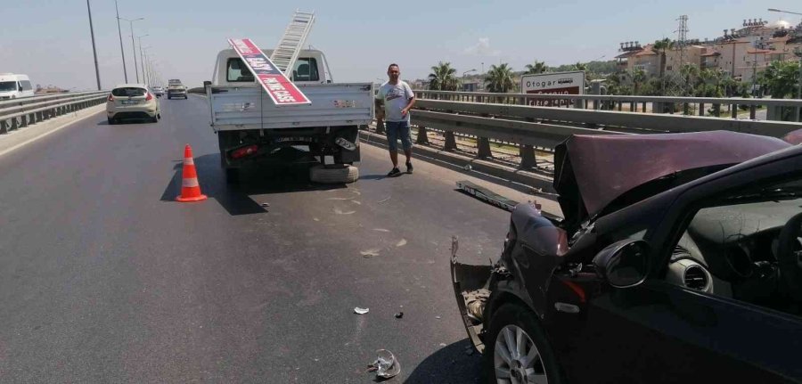 Kamyonetin Üzerindeki Tabela, Otomobilin Üzerine Düştü