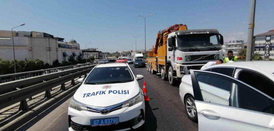 Kamyonetin Üzerindeki Tabela, Otomobilin Üzerine Düştü
