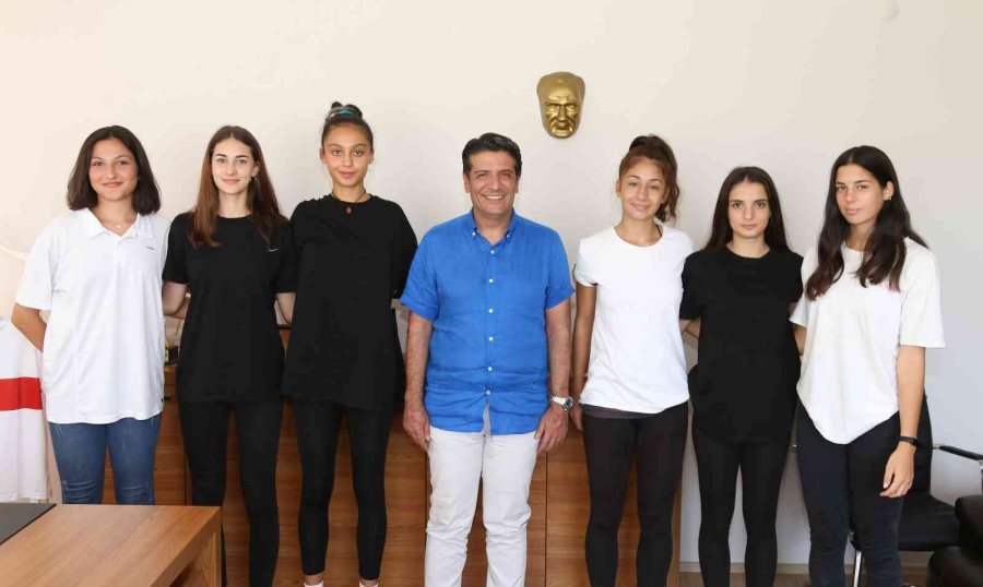 Başkan Turgay Genç, Voleybol Takımını Ağırladı