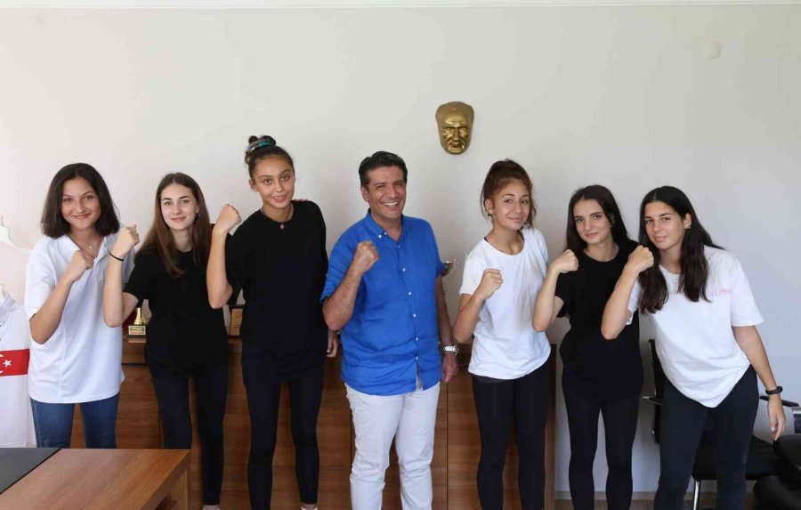 Başkan Turgay Genç, Voleybol Takımını Ağırladı