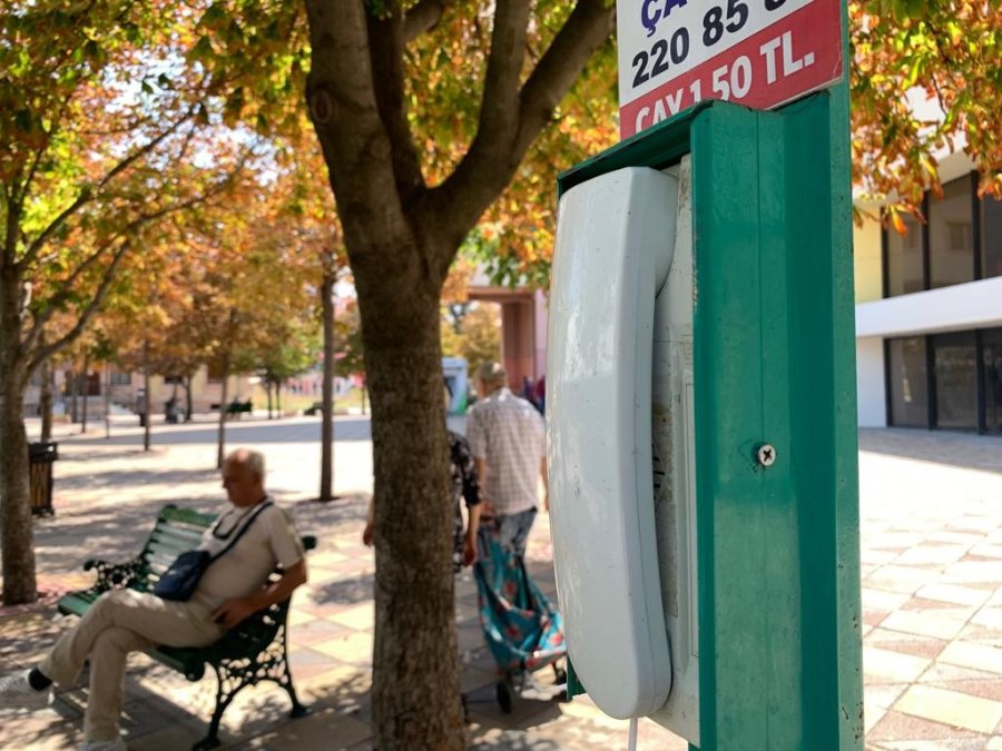 Parka Yerleştirdiği Telefonlar Sayesinde Çay Siparişlerine Yetişemiyor