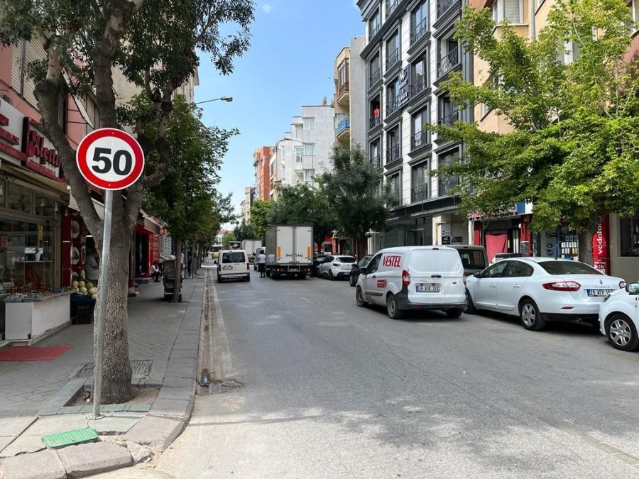 Üç Şeritli Caddede Trafik Tek Şeritten Akıyor