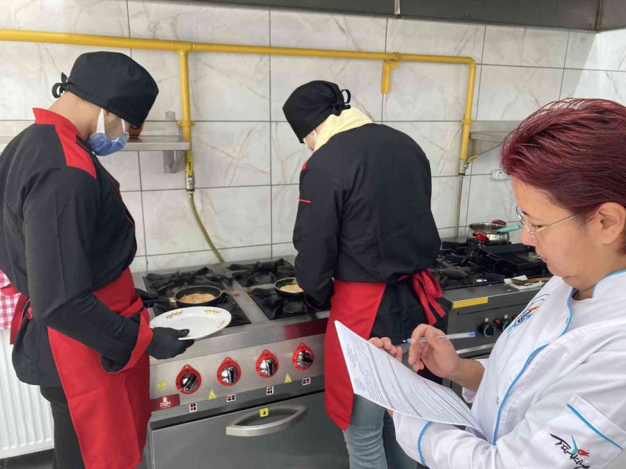 Ustalık Telafi Programı İlk Mezunlarını Verdi