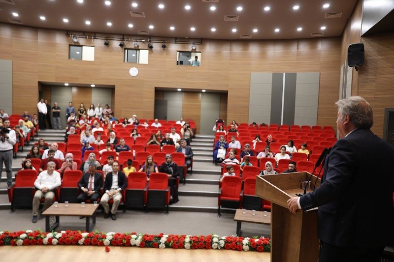 Melikgazi Belediyesi Diyabetli Çocuklara Sensörlü Şeker Ölçüm Cihazı Dağıttı