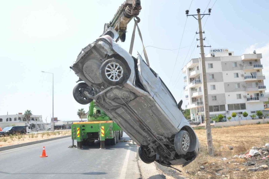 Takla Atan Otomobil Elektrik Direğine Çarptı: 6 Yaralı