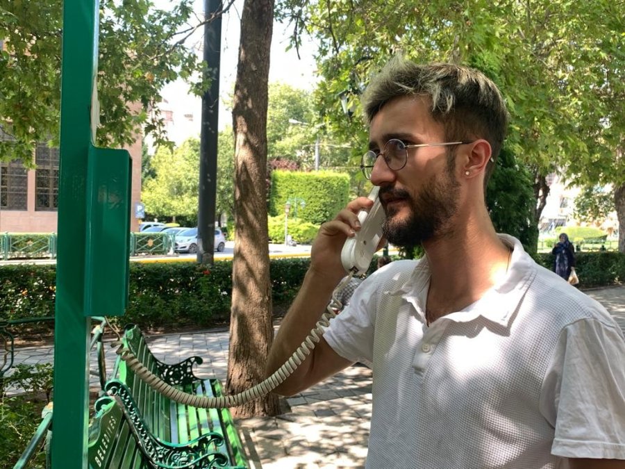 Parka Yerleştirdiği Telefonlar Sayesinde Çay Siparişlerine Yetişemiyor