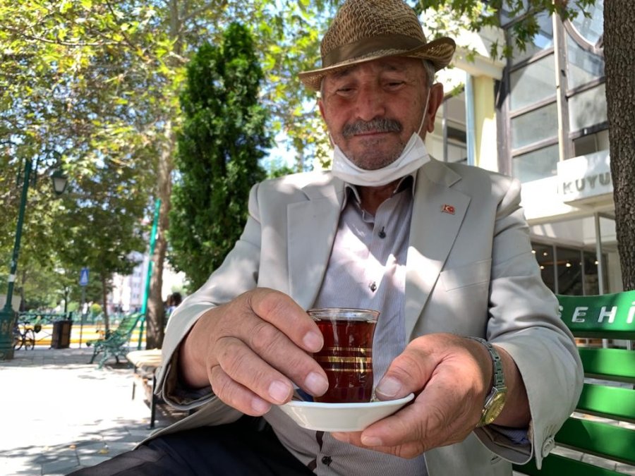 Parka Yerleştirdiği Telefonlar Sayesinde Çay Siparişlerine Yetişemiyor