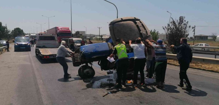 Traktörle Otomobil Çarpıştı: 4 Yaralı