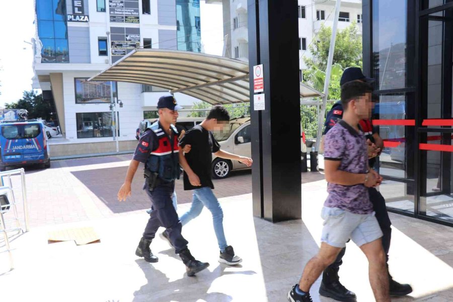 Yüzlerini Gizlemeye Çalışsalar Da Yakalandılar