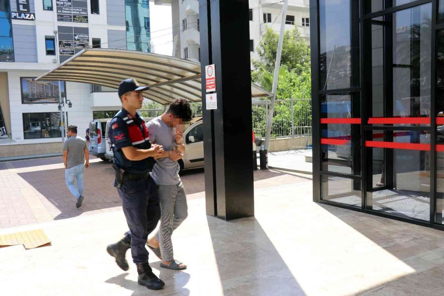 Yüzlerini Gizlemeye Çalışsalar Da Yakalandılar