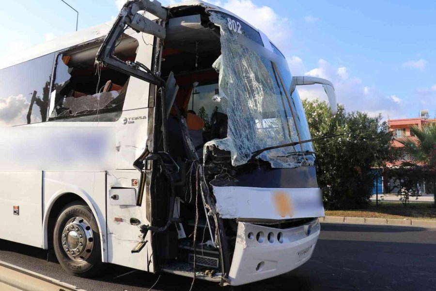 Alanya’da Tur Otobüsü Yolcu İndiren Servise Çarptı