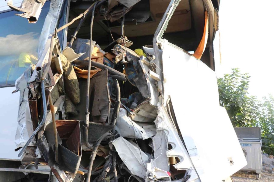 Alanya’da Tur Otobüsü Yolcu İndiren Servise Çarptı