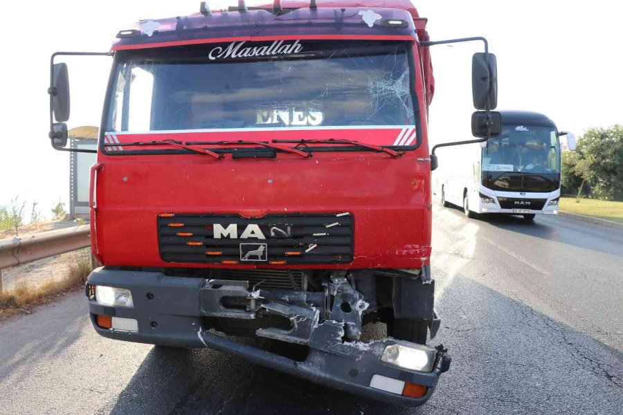 Alanya’da Tur Otobüsü Yolcu İndiren Servise Çarptı