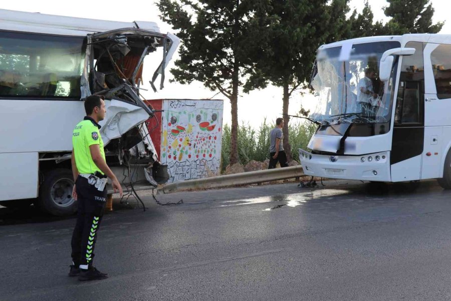 Alanya’da Tur Otobüsü Yolcu İndiren Servise Çarptı