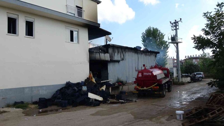 Soğuk Hava Deposundaki Yangında 9 Daire Ve 100 Ton Portakal Zarar Gördü