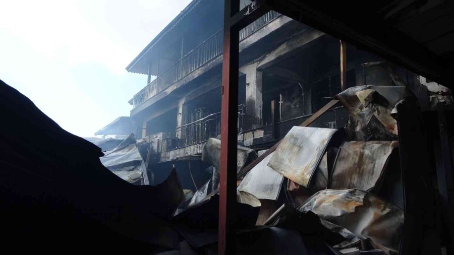 Soğuk Hava Deposundaki Yangında 9 Daire Ve 100 Ton Portakal Zarar Gördü