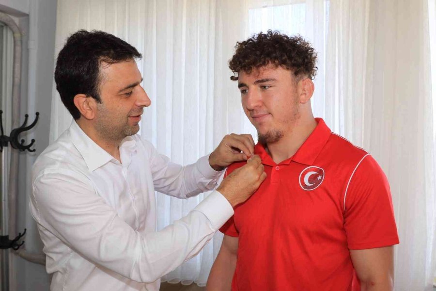 Dünya 3’üncüsü Güreşçi Altınla Ödüllendirildi