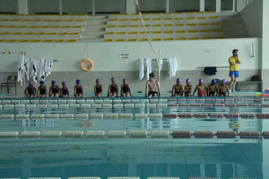 15 Mevsimlik İşçi Çocuğu Osmangazi Üniversitesi Yüzme Havuzuna Davet Edildi