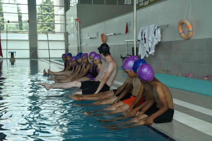15 Mevsimlik İşçi Çocuğu Osmangazi Üniversitesi Yüzme Havuzuna Davet Edildi