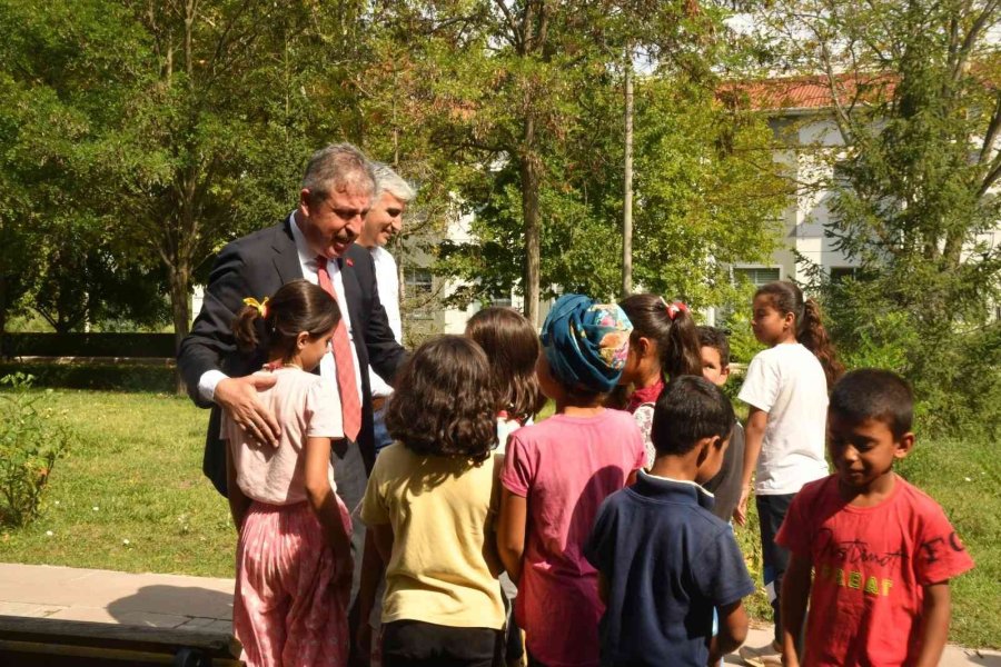 15 Mevsimlik İşçi Çocuğu Osmangazi Üniversitesi Yüzme Havuzuna Davet Edildi