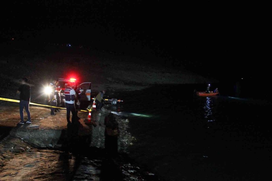 Karaman’da Baraja Düşen Hafif Ticari Araç Bulundu