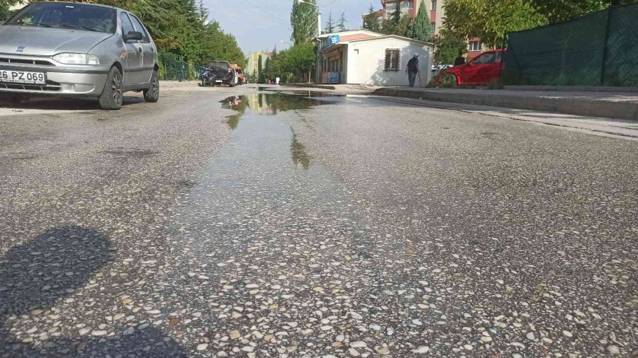 İki Gündür Sokağa Sızan Su Boşa Akıyor