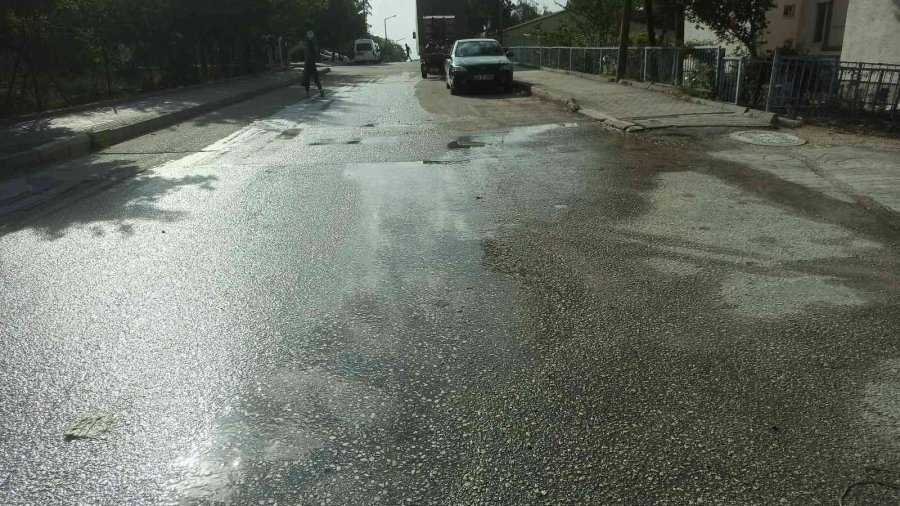 İki Gündür Sokağa Sızan Su Boşa Akıyor
