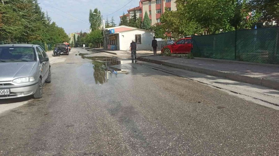 İki Gündür Sokağa Sızan Su Boşa Akıyor