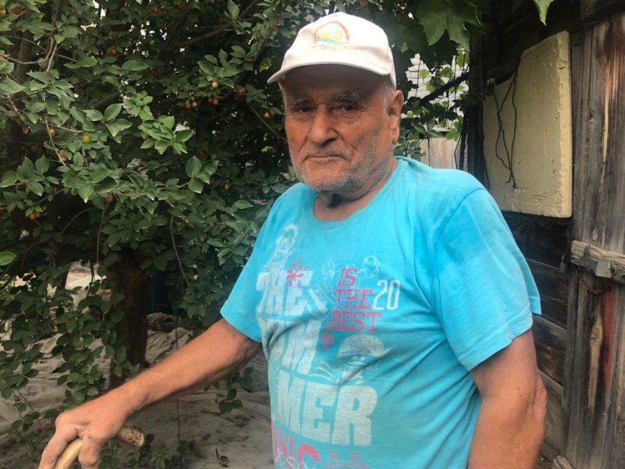 Bahçesindeki Bitkilerle Her Gün Yaklaşık 10 Saat İlgileniyor