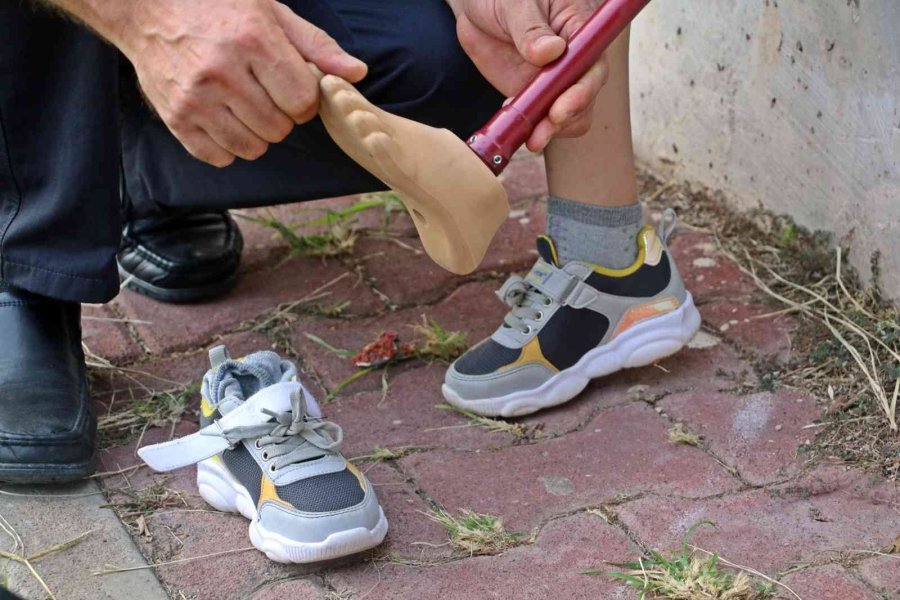 Koşmayı Beklerken Dar Gelen Proteziyle Yürümekte Zorlanıyor