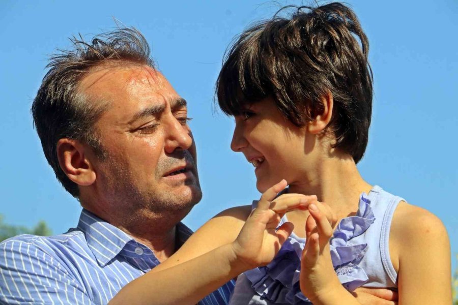 Koşmayı Beklerken Dar Gelen Proteziyle Yürümekte Zorlanıyor