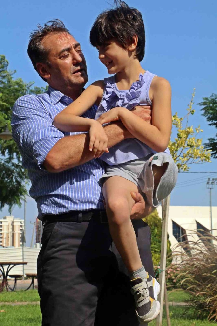 Koşmayı Beklerken Dar Gelen Proteziyle Yürümekte Zorlanıyor