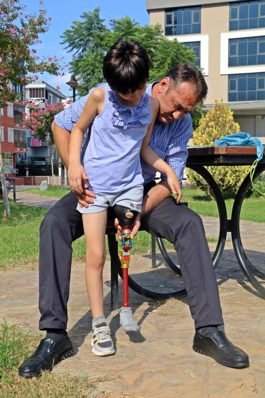 Koşmayı Beklerken Dar Gelen Proteziyle Yürümekte Zorlanıyor