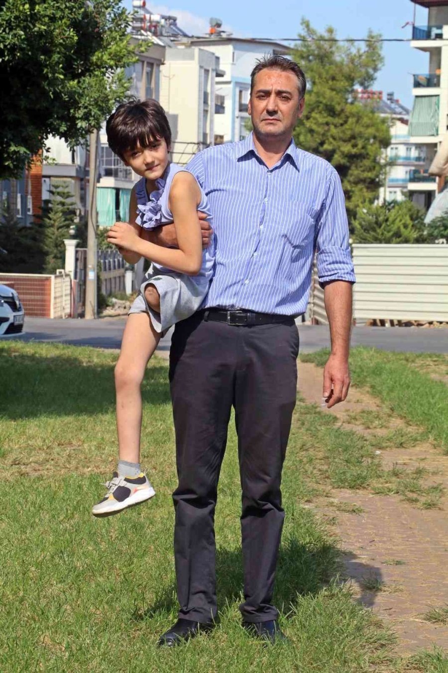 Koşmayı Beklerken Dar Gelen Proteziyle Yürümekte Zorlanıyor