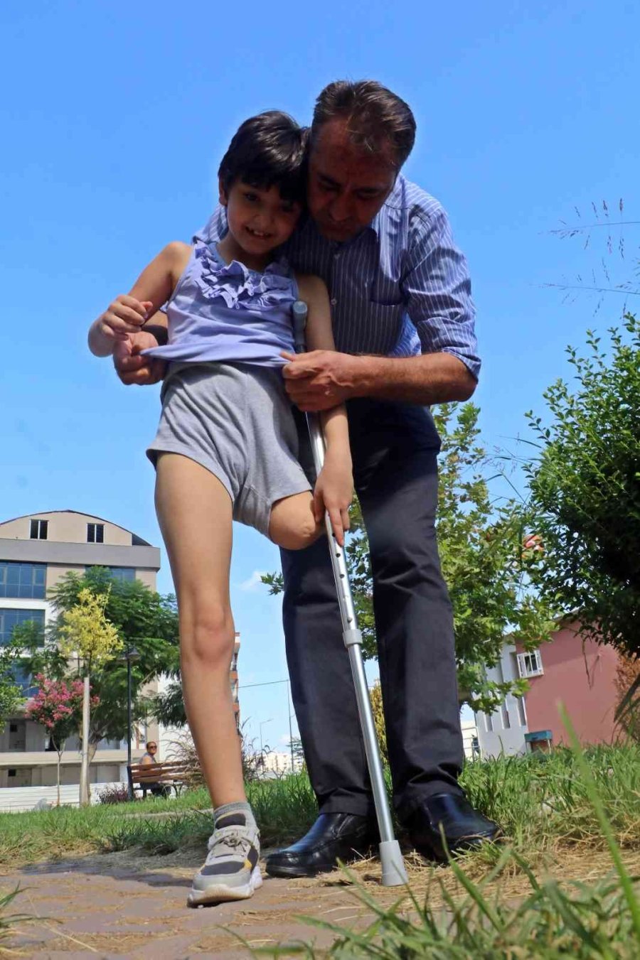 Koşmayı Beklerken Dar Gelen Proteziyle Yürümekte Zorlanıyor