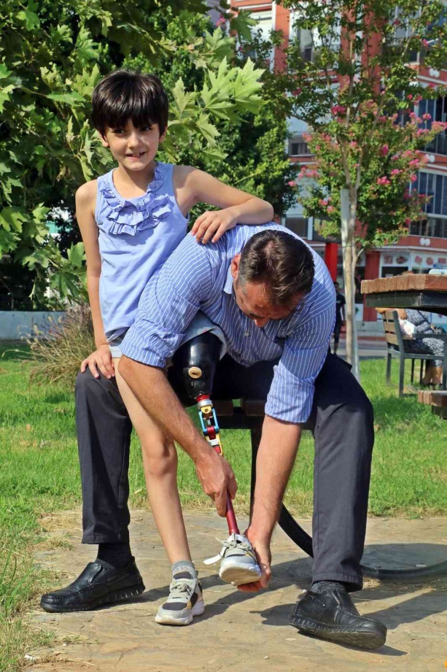 Koşmayı Beklerken Dar Gelen Proteziyle Yürümekte Zorlanıyor