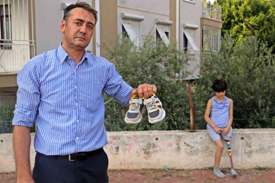 Koşmayı Beklerken Dar Gelen Proteziyle Yürümekte Zorlanıyor