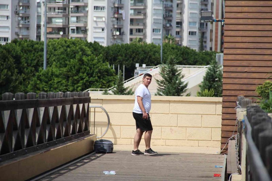 Antalya’da Şüpheli Valizden Kurabiye Çıktı, Polis Vatandaşı Bölgeden Uzaklaştırmakta Zorlandı