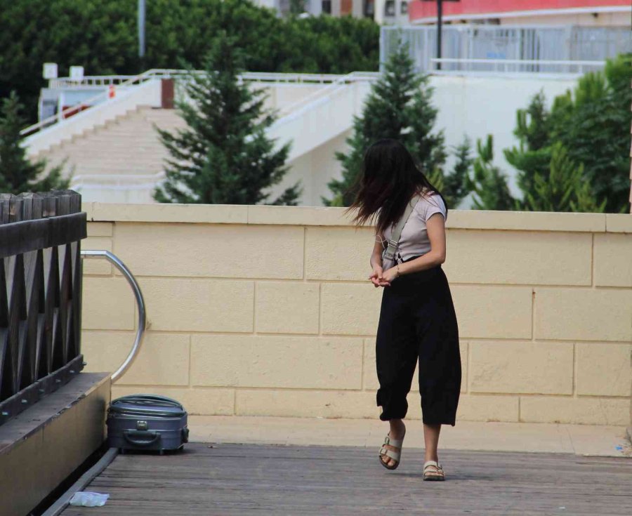 Antalya’da Şüpheli Valizden Kurabiye Çıktı, Polis Vatandaşı Bölgeden Uzaklaştırmakta Zorlandı