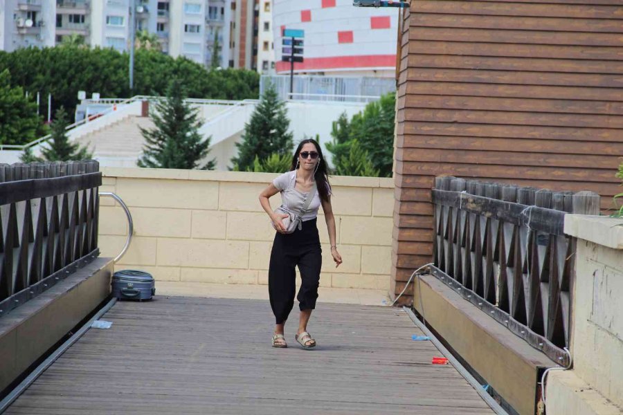 Antalya’da Şüpheli Valizden Kurabiye Çıktı, Polis Vatandaşı Bölgeden Uzaklaştırmakta Zorlandı